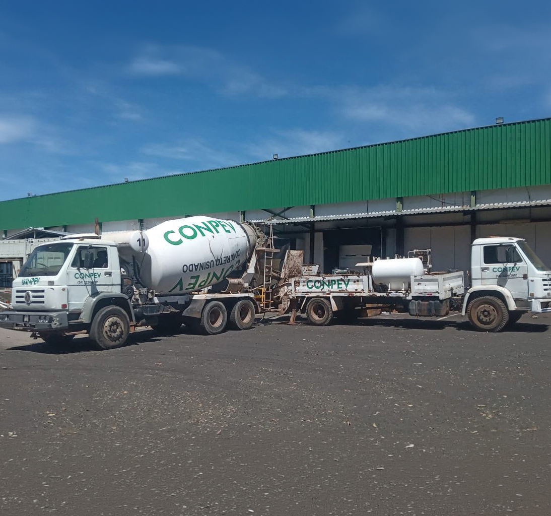 Caminhão betoneira Conpev